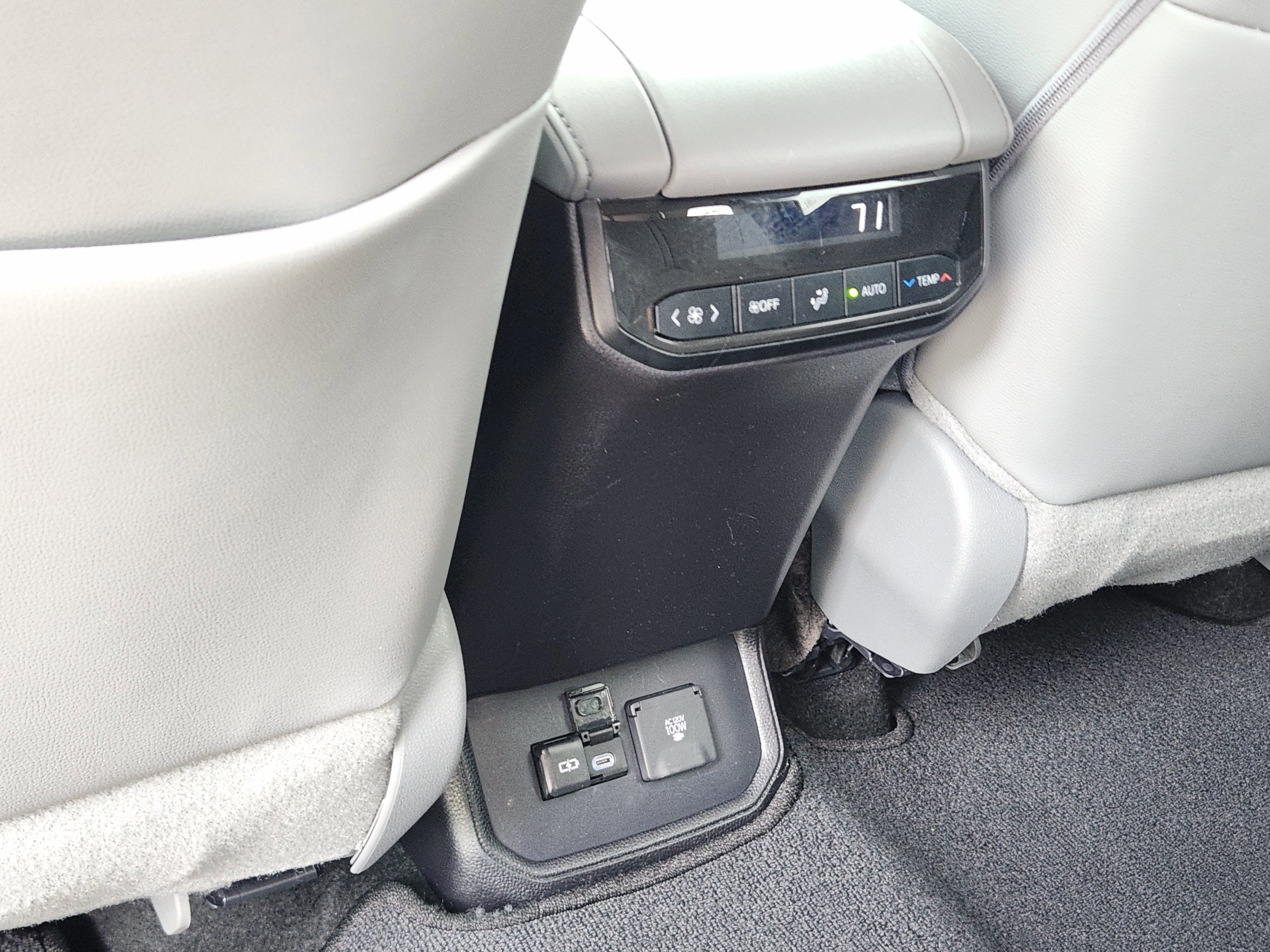 Used 2024 Toyota Highlander Limited FWD image 11
