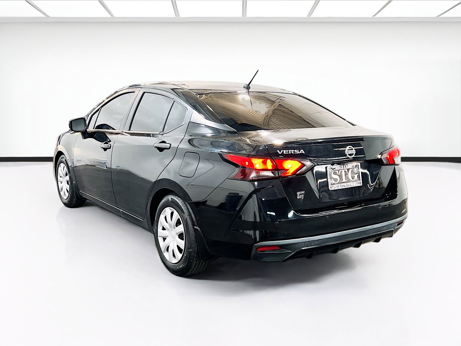 Used 2021 Nissan Versa S FWD image 6