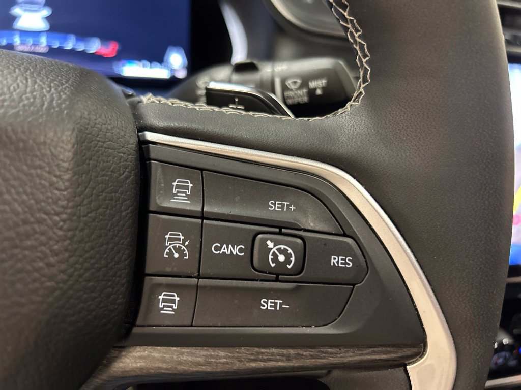 Used 2025 Jeep Grand Cherokee Limited AWD/4WD image 24