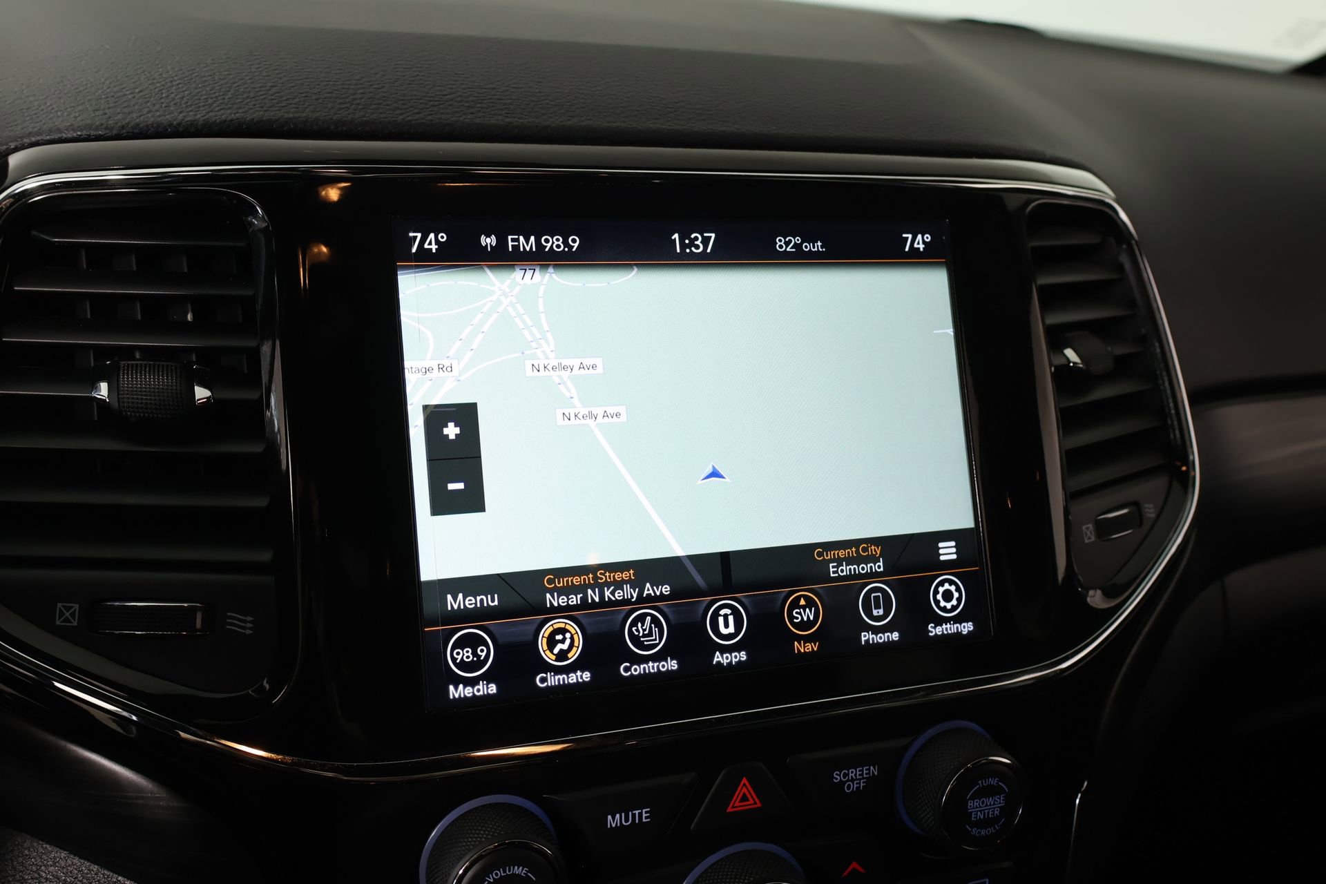 Used 2021 Jeep Grand Cherokee Laredo X AWD/4WD image 7