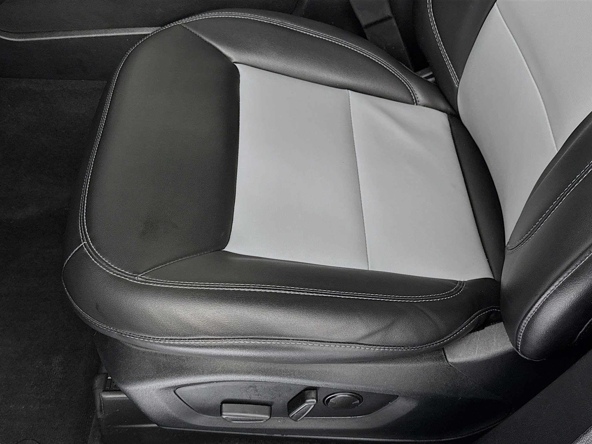 Used 2022 Ford Explorer XLT w/ Equipment Group 202A image 18