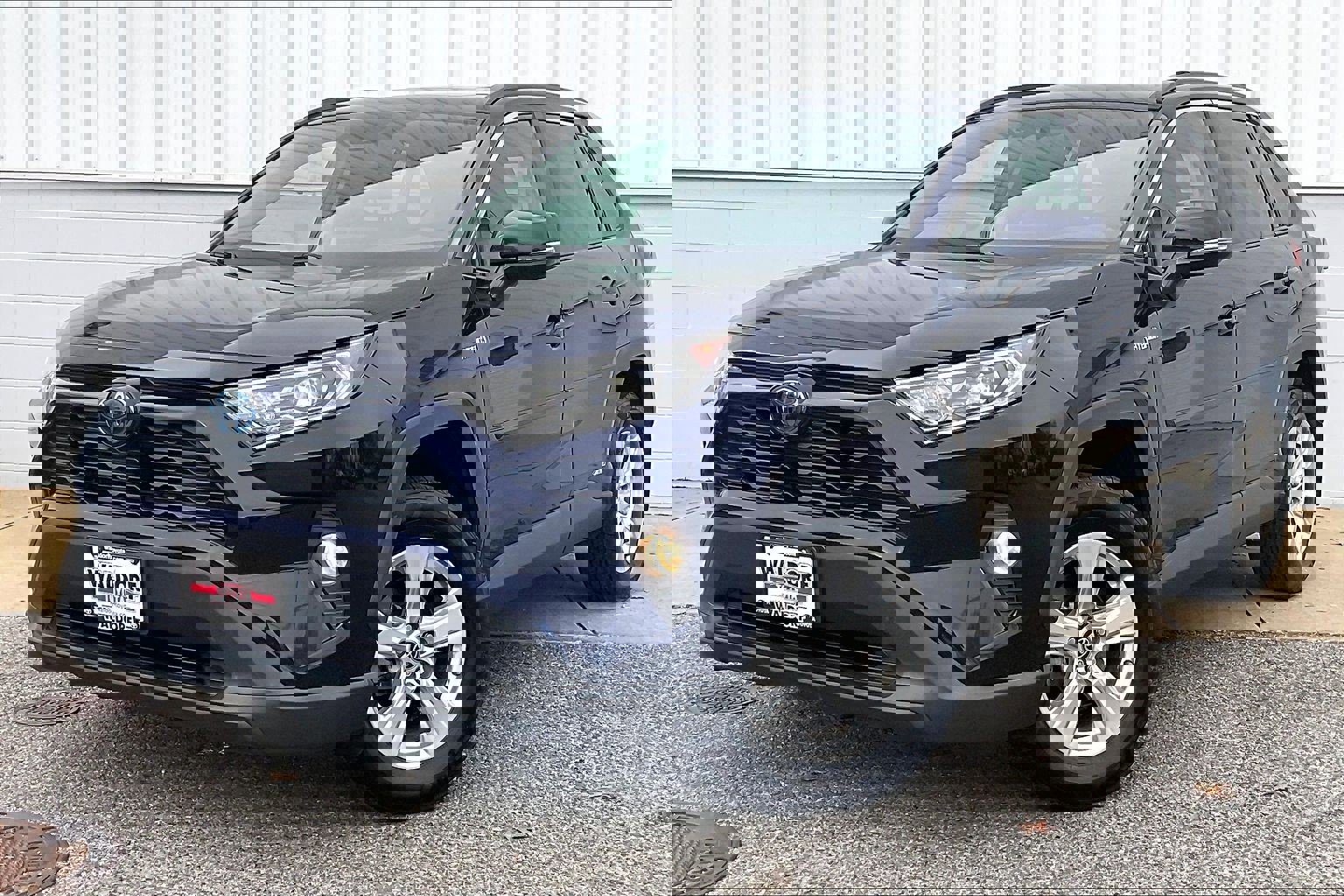 Used 2020 Toyota RAV4 XLE image 2