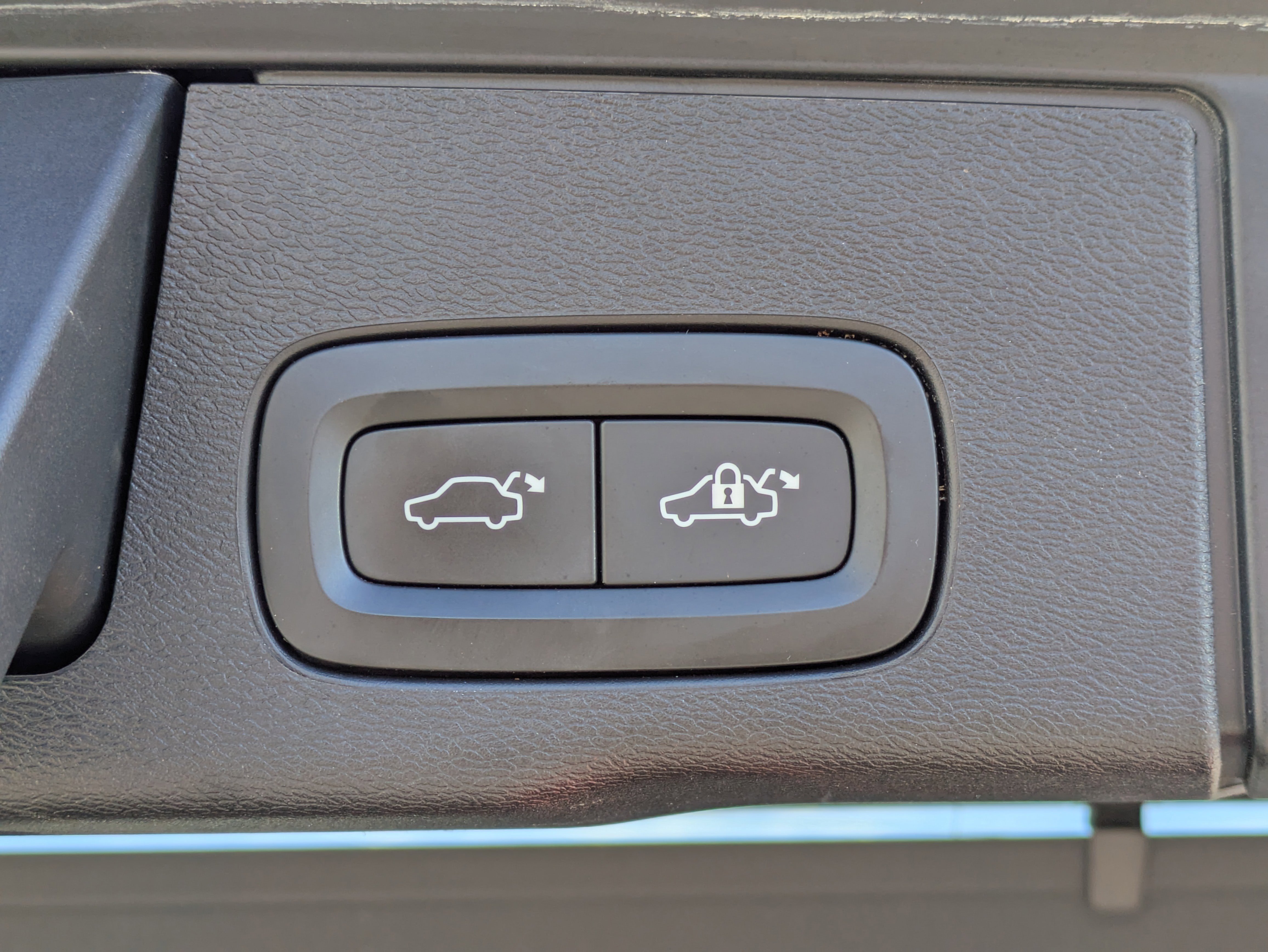 Used 2022 Volvo XC60 B5 R-Design w/ Advanced Package image 14