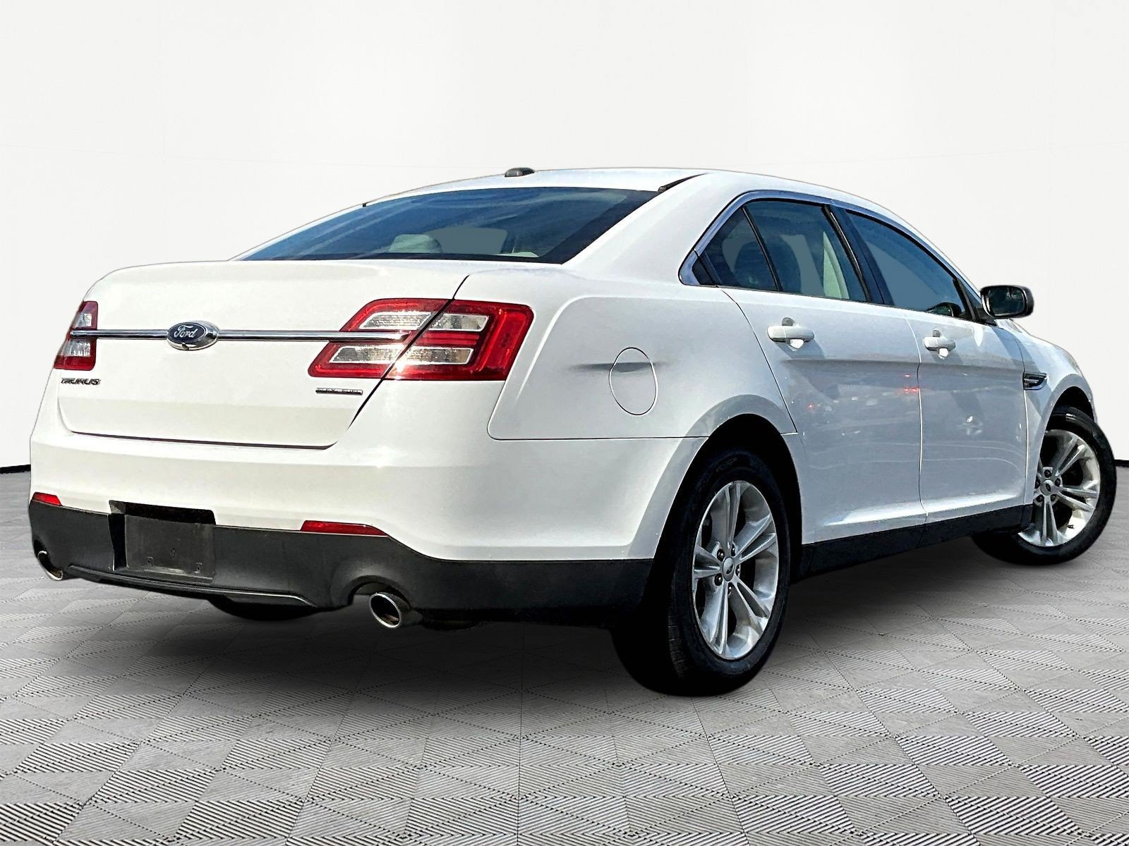 Used 2016 Ford Taurus SE FWD image 6