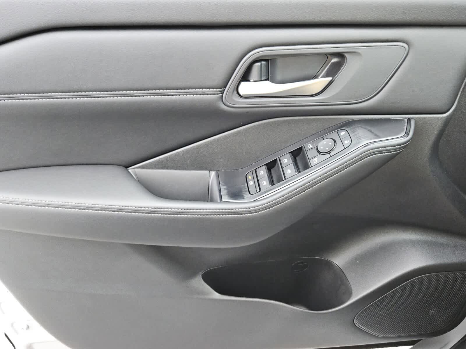Used 2024 Nissan Rogue SV w/ SV Premium Package image 16