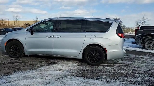 Used 2024 Chrysler Pacifica Touring-L image 5