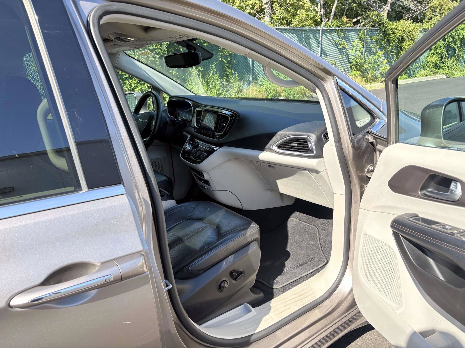 Used 2017 Chrysler Pacifica Touring-L Plus FWD image 23