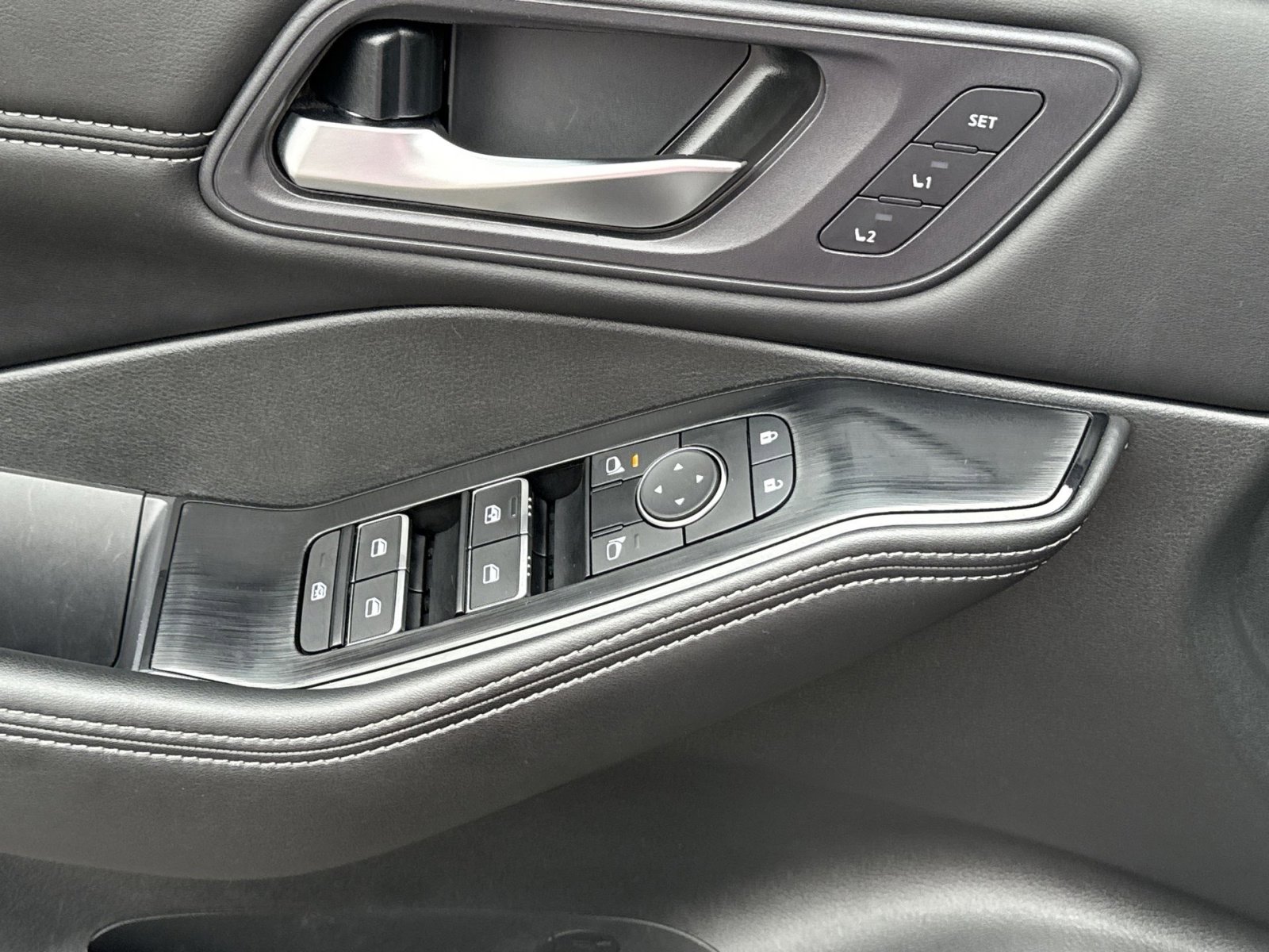 Used 2023 Nissan Rogue SL w/ SL Premium Package image 15