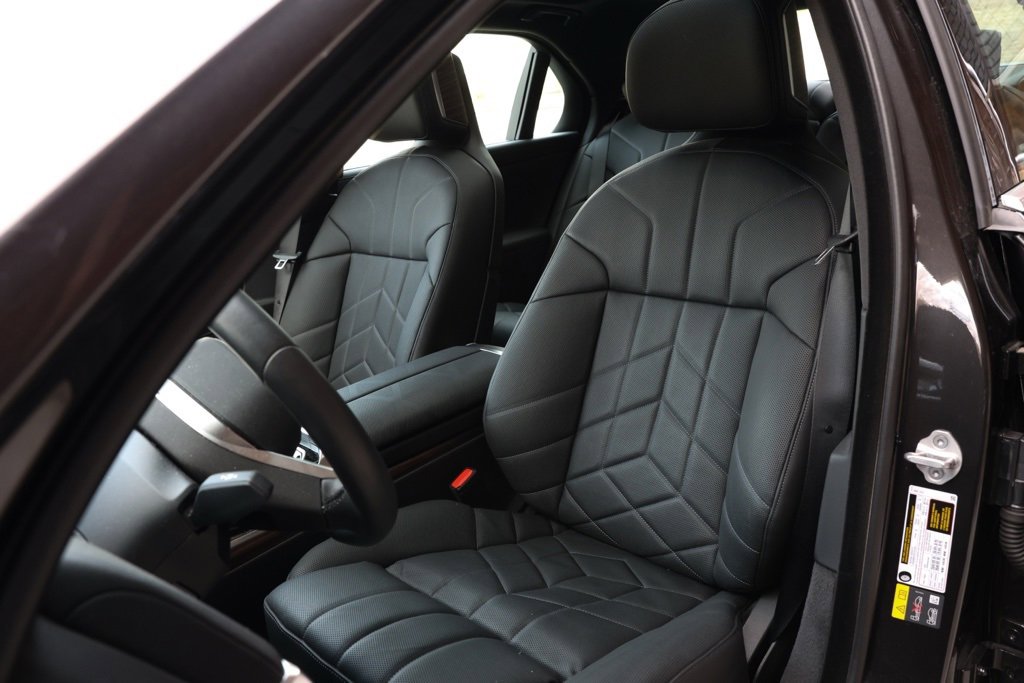 Used 2025 BMW i7 xDrive60 image 9