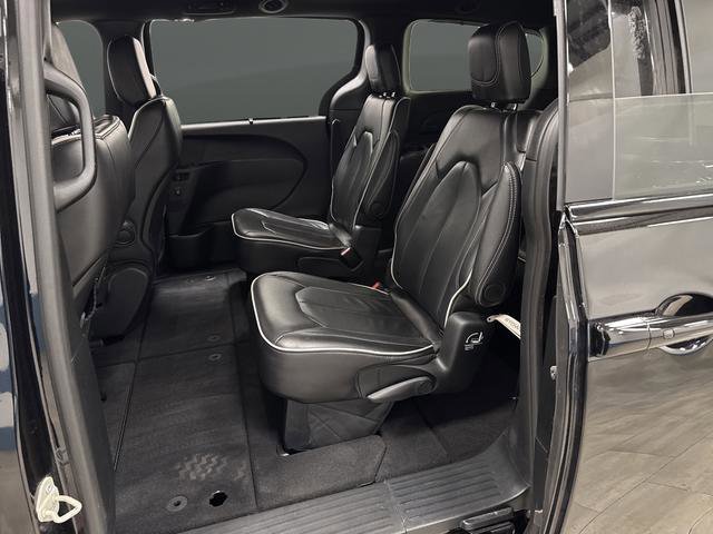 Certified 2025 Chrysler Pacifica Limited image 11