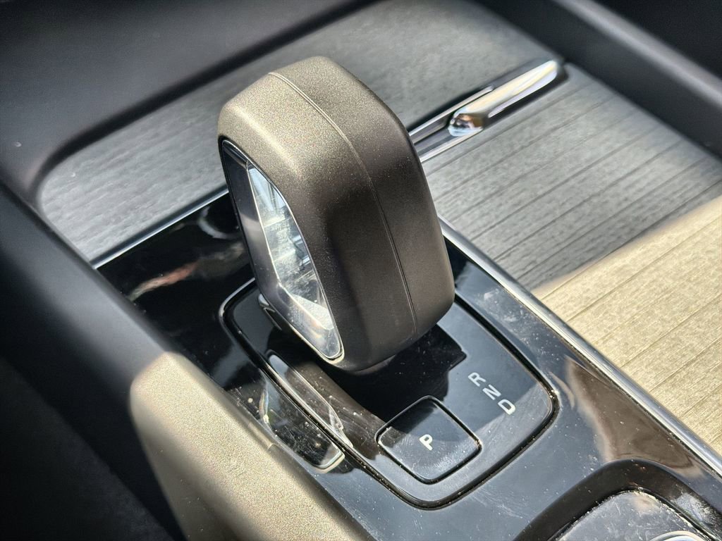 Used 2025 Volvo XC60 B5 Plus image 22