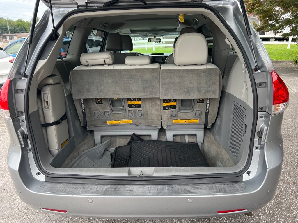 Used 2013 Toyota Sienna XLE FWD image 11