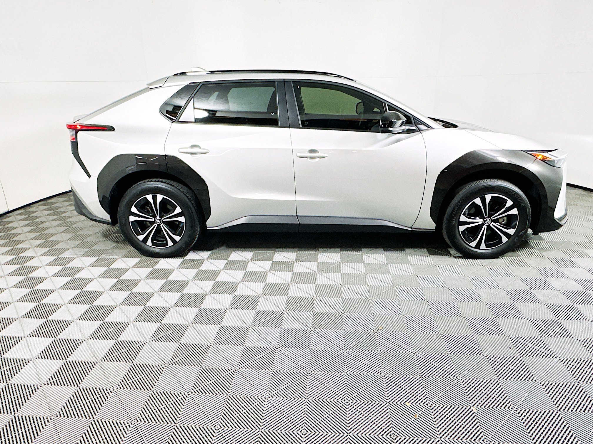 Used 2024 Toyota bZ4X XLE image 2