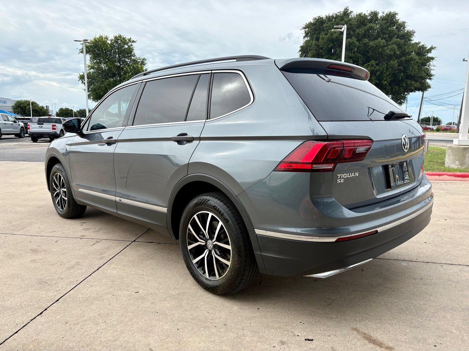 Used 2021 Volkswagen Tiguan SE w/ Panoramic Sunroof Package FWD image 5