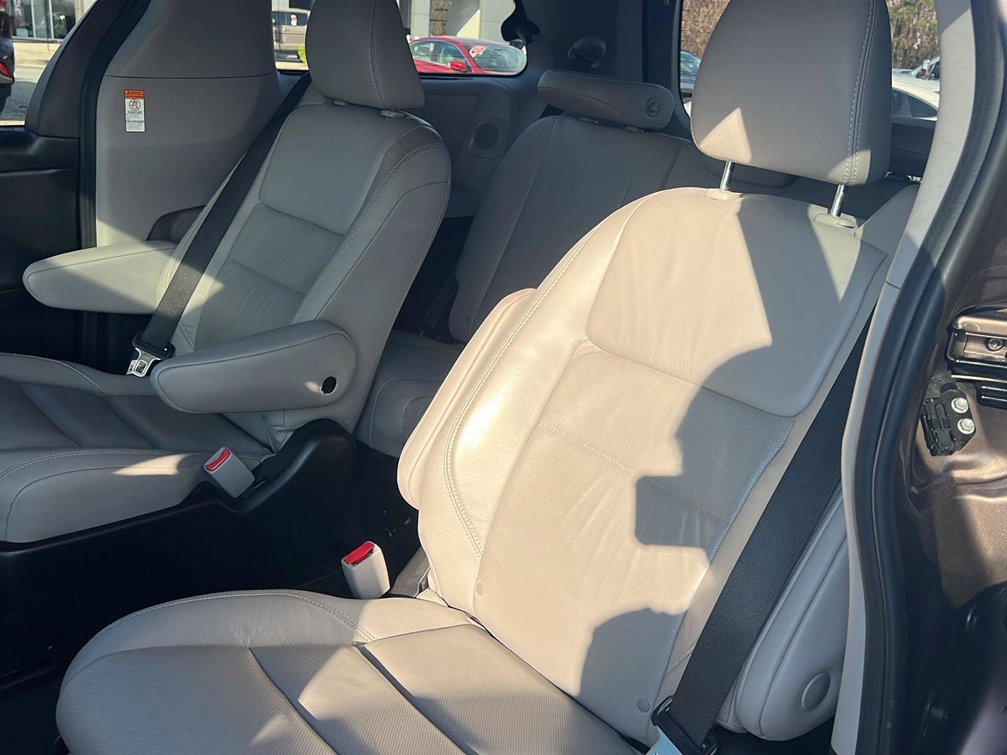 Used 2018 Toyota Sienna Limited Premium image 11