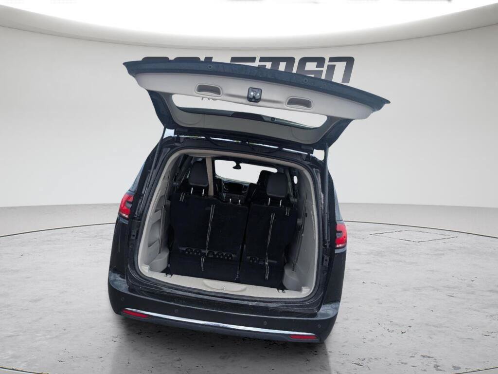 Used 2023 Chrysler Pacifica Touring-L FWD image 7