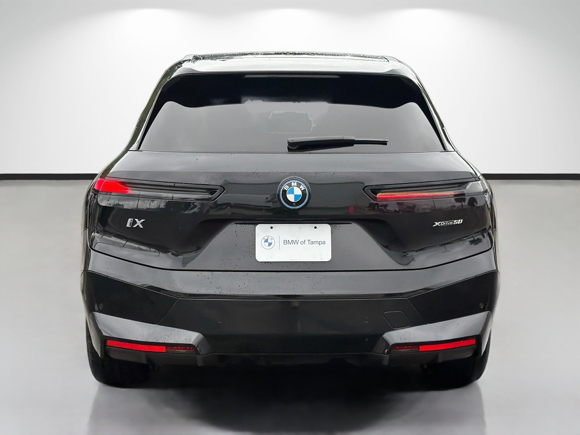 Used 2024 BMW iX xDrive50 w/ Premium Package AWD/4WD image 4