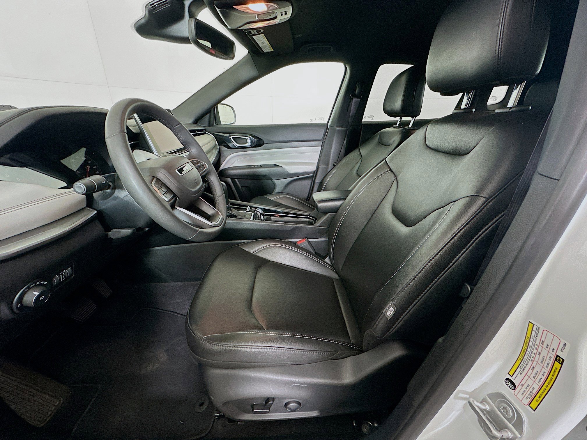 Used 2025 Jeep Compass Limited image 13