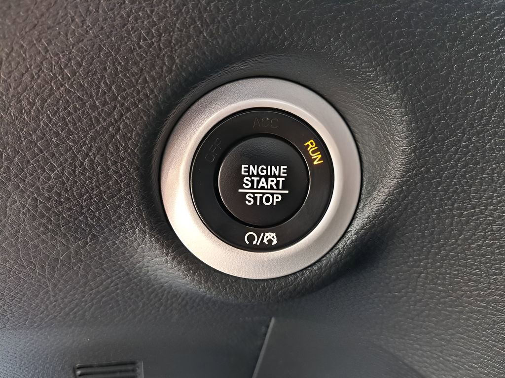 Used 2025 Chrysler Pacifica Limited image 26