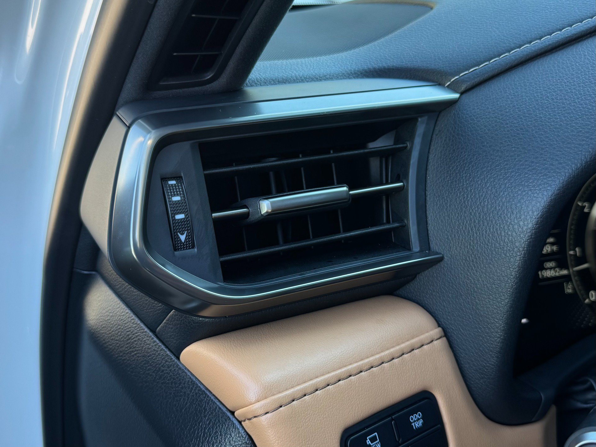 Used 2024 Lexus LX 600 4WD w/ Luxury Package image 16