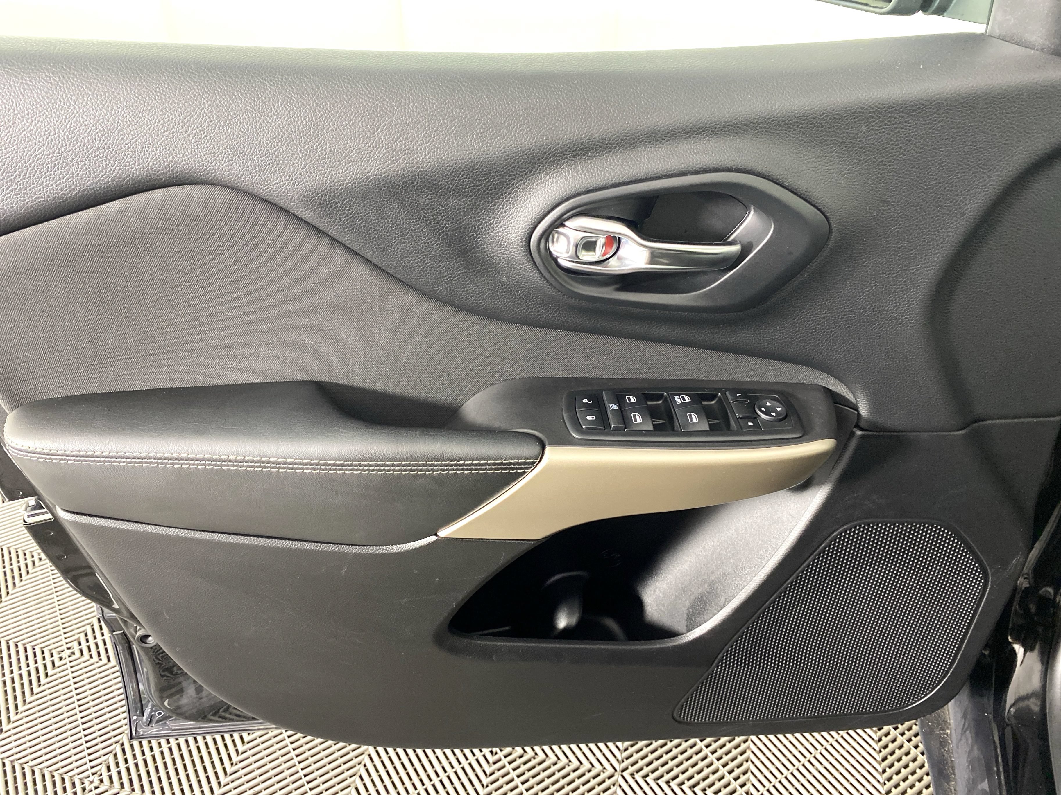 Used 2018 Jeep Cherokee Latitude w/ Safety Group AWD/4WD image 12