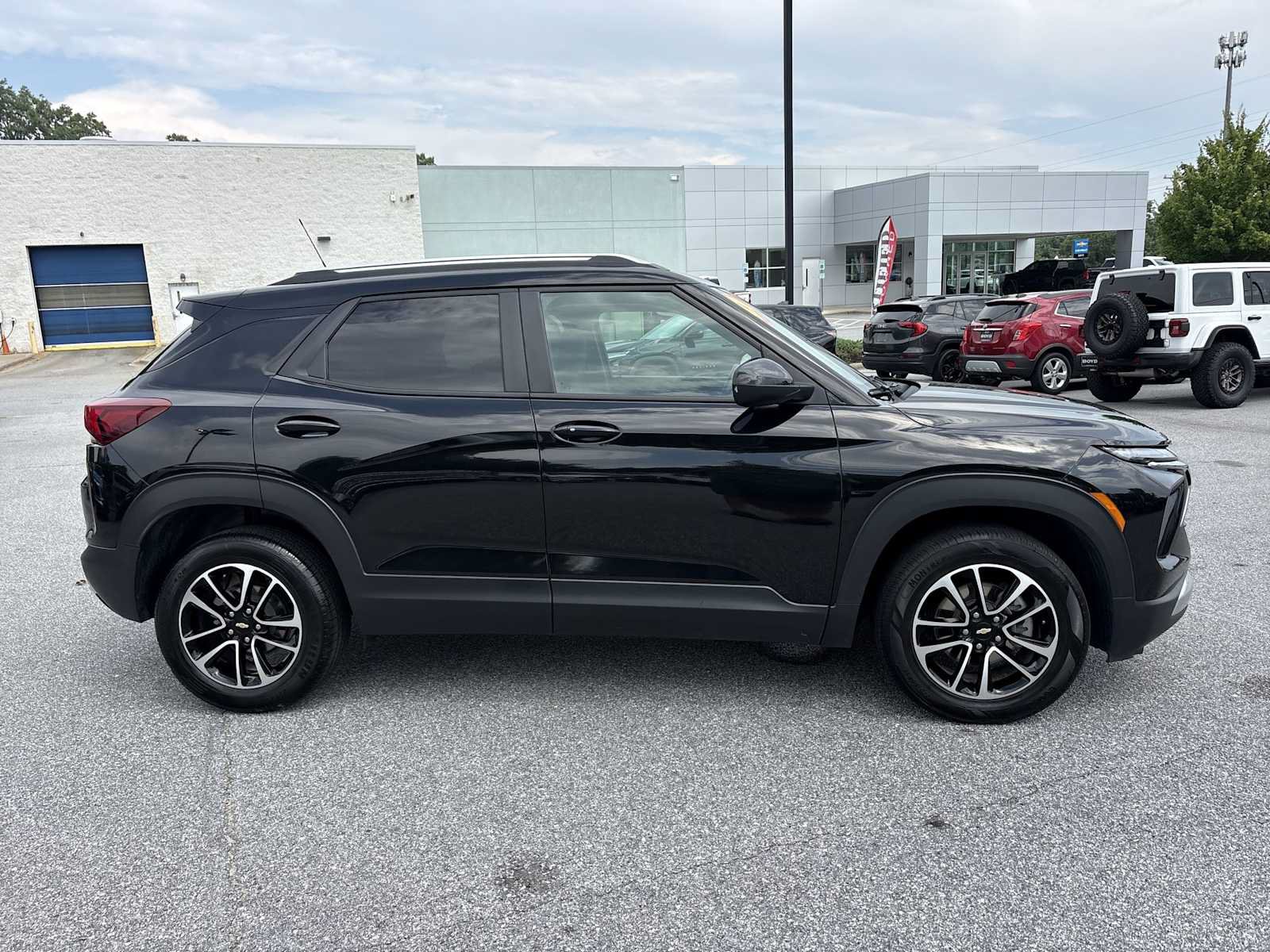 Used 2025 Chevrolet TrailBlazer LT AWD/4WD image 5