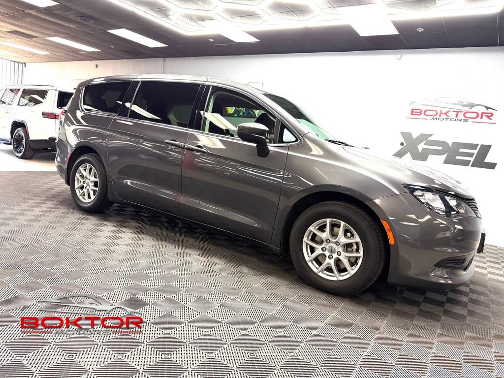 Used 2023 Chrysler Voyager LX FWD image 1