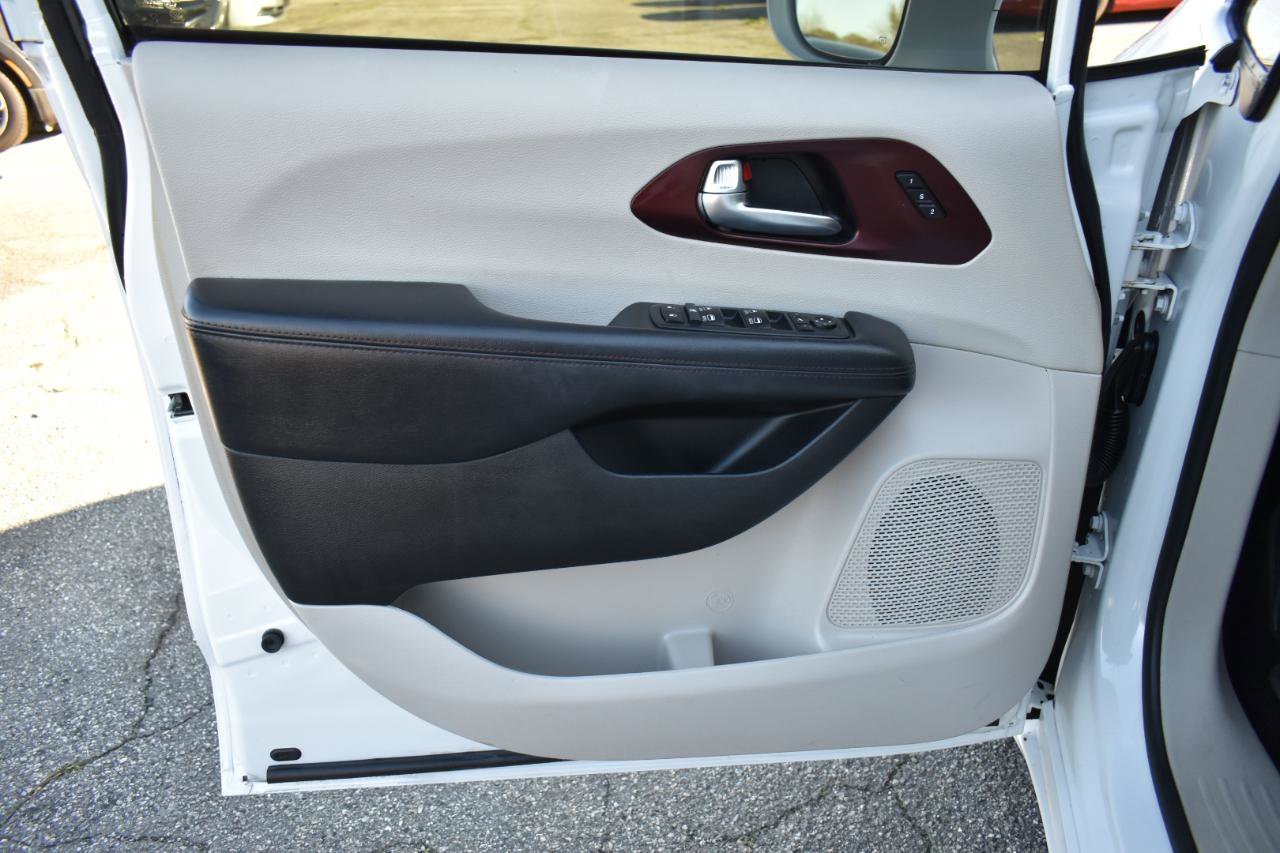 Used 2020 Chrysler Pacifica Limited image 38