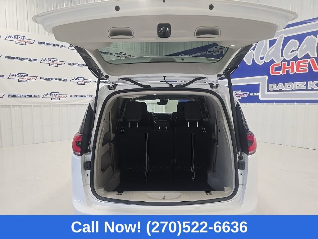 Used 2024 Chrysler Pacifica Touring-L image 21
