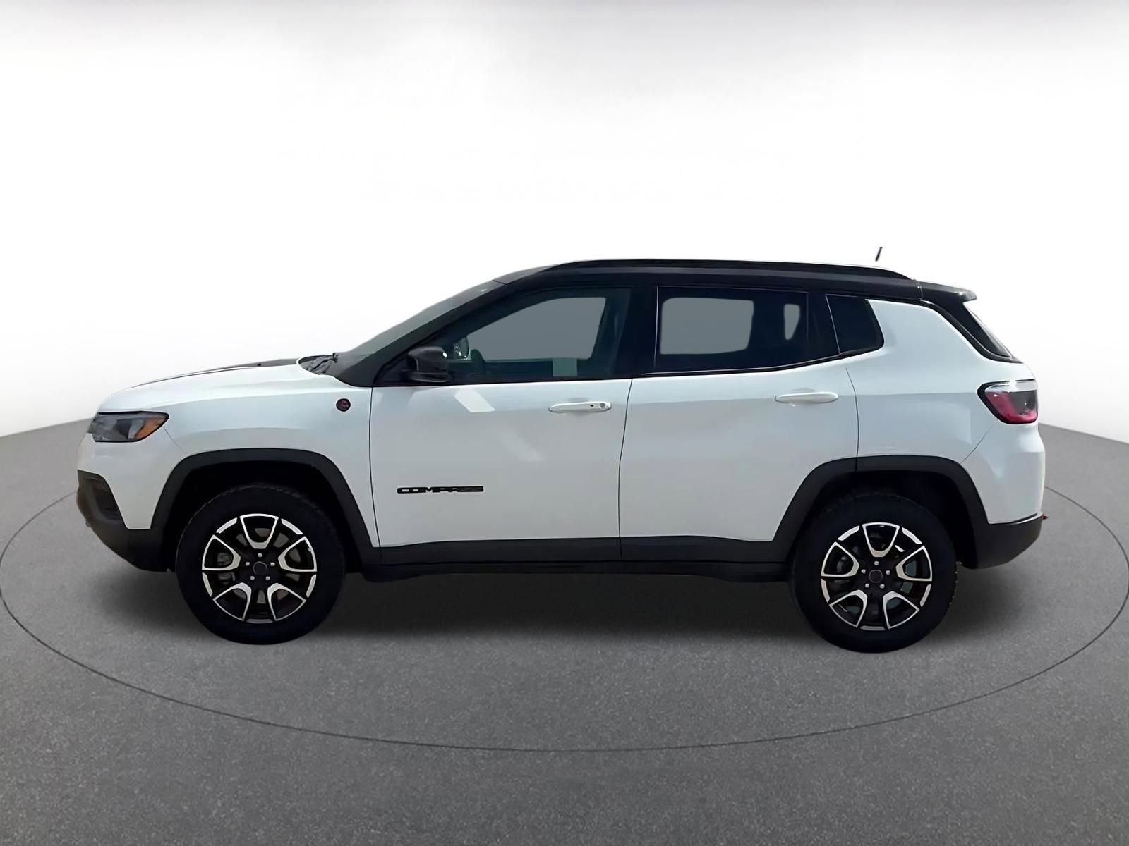 Used 2025 Jeep Compass Trailhawk image 8