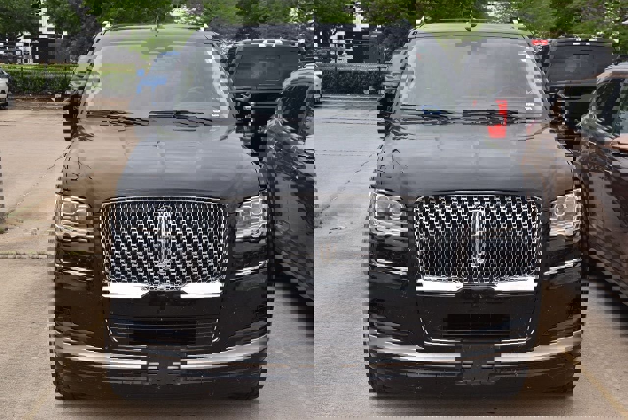 Used 2023 Lincoln Navigator Reserve image 3