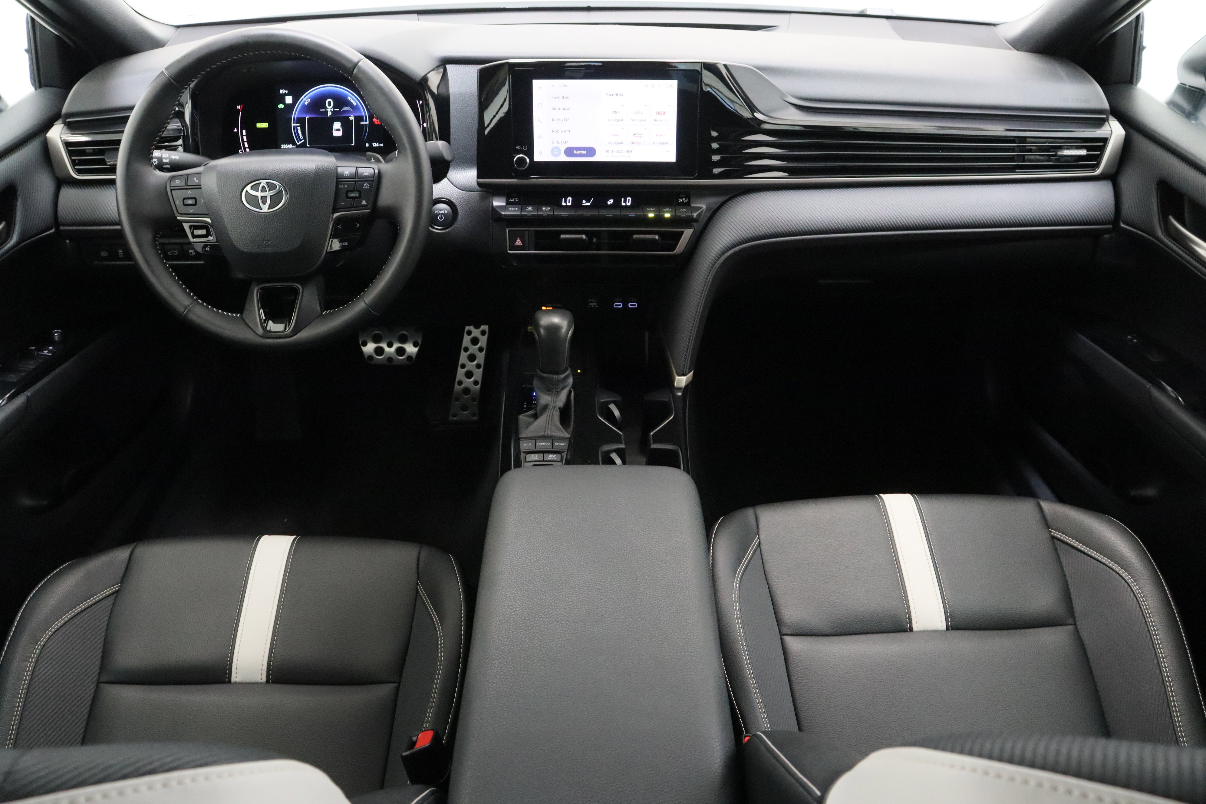 Used 2025 Toyota Camry SE FWD image 29
