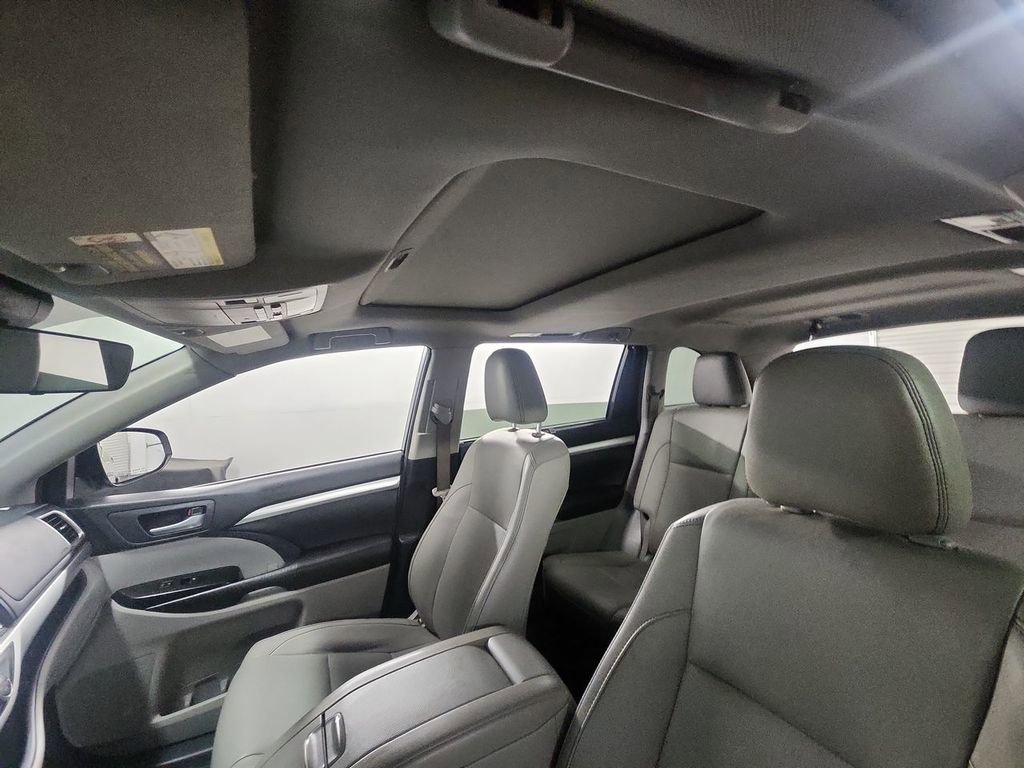 Used 2017 Toyota Highlander XLE image 18