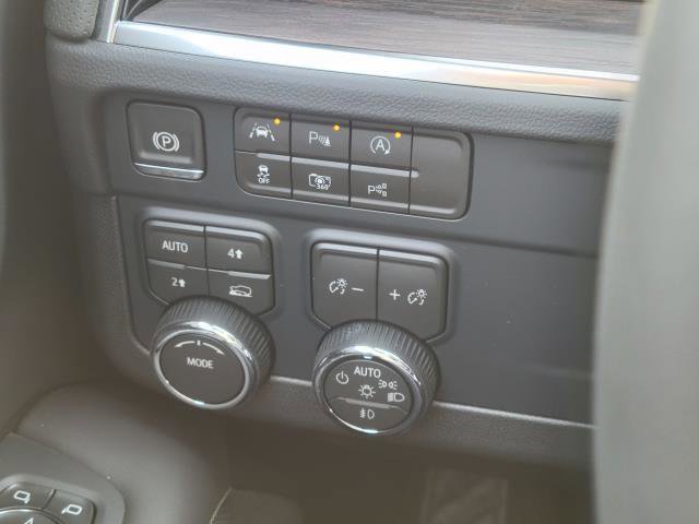 New 2026 Chevrolet Suburban Premier image 13