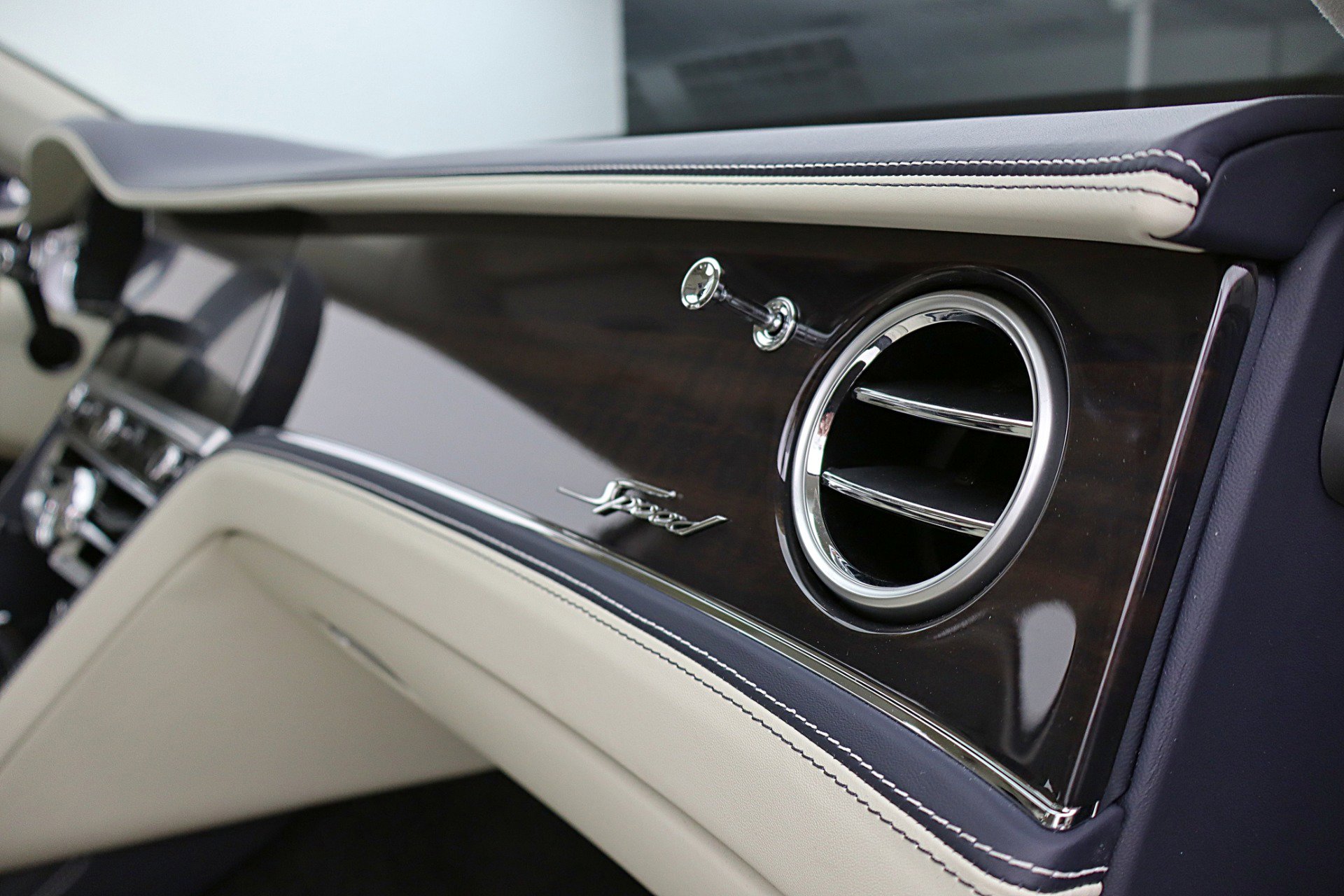 Used 2025 Bentley Flying Spur Plug-In Hybrid image 28