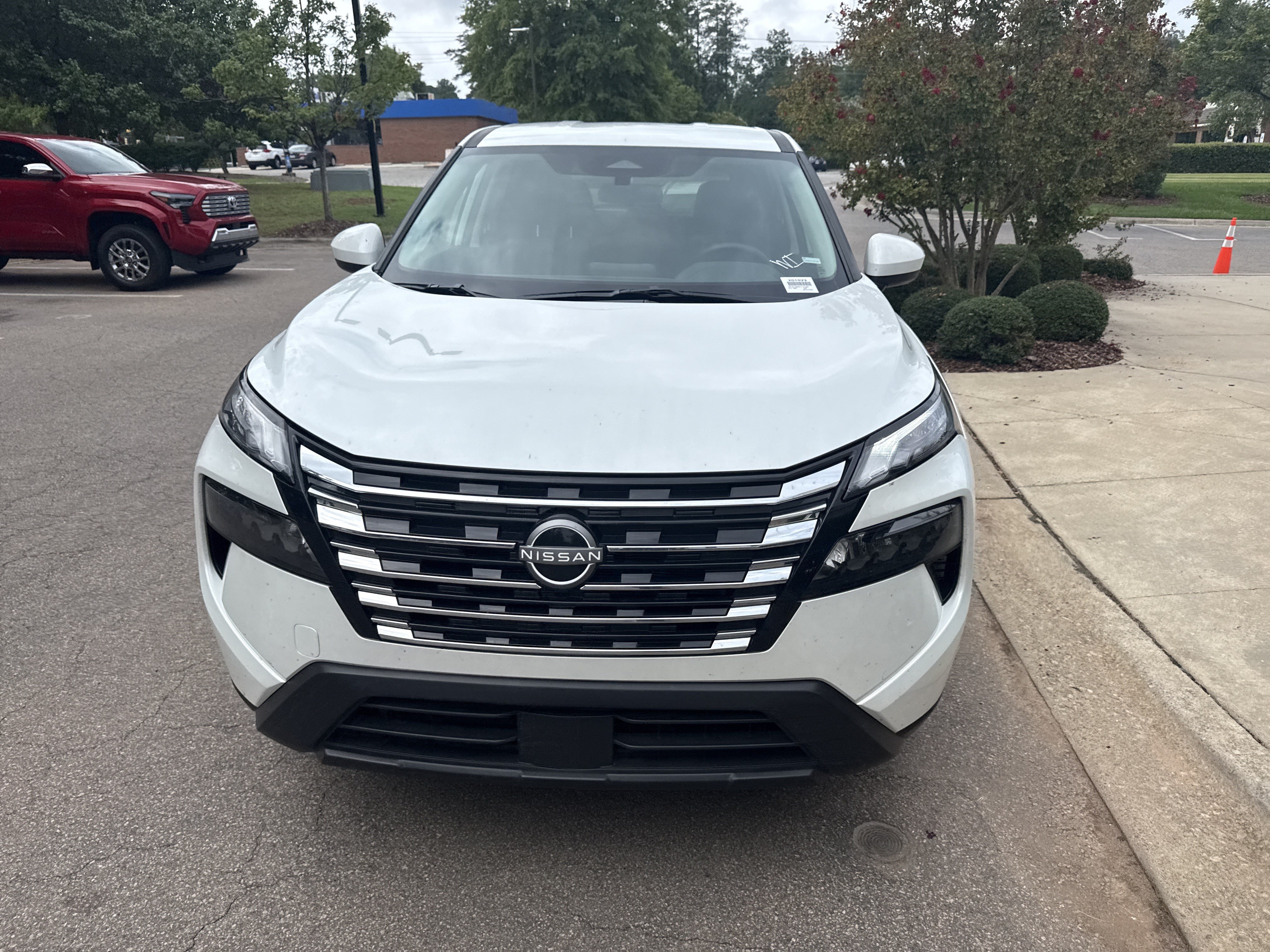 Used 2026 Nissan Rogue SV AWD/4WD image 2