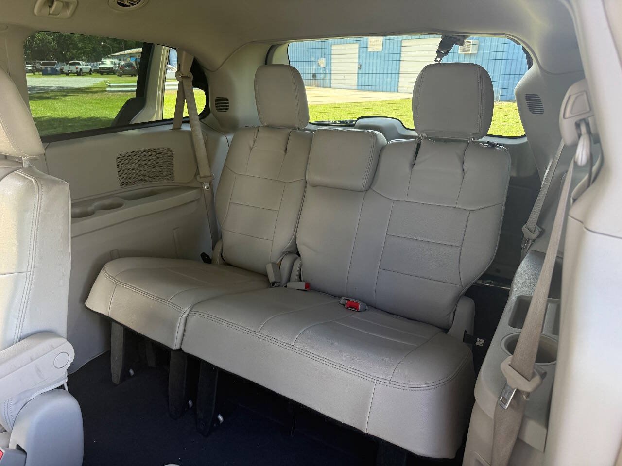 Used 2011 Chrysler Town & Country Touring FWD image 7