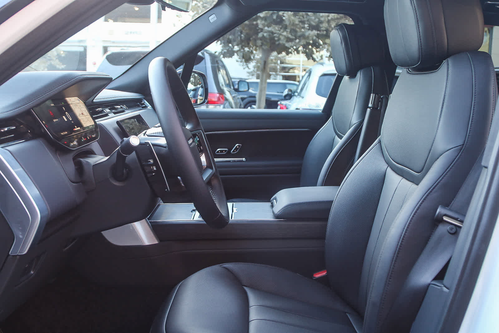 Used 2025 Land Rover Range Rover SE image 18