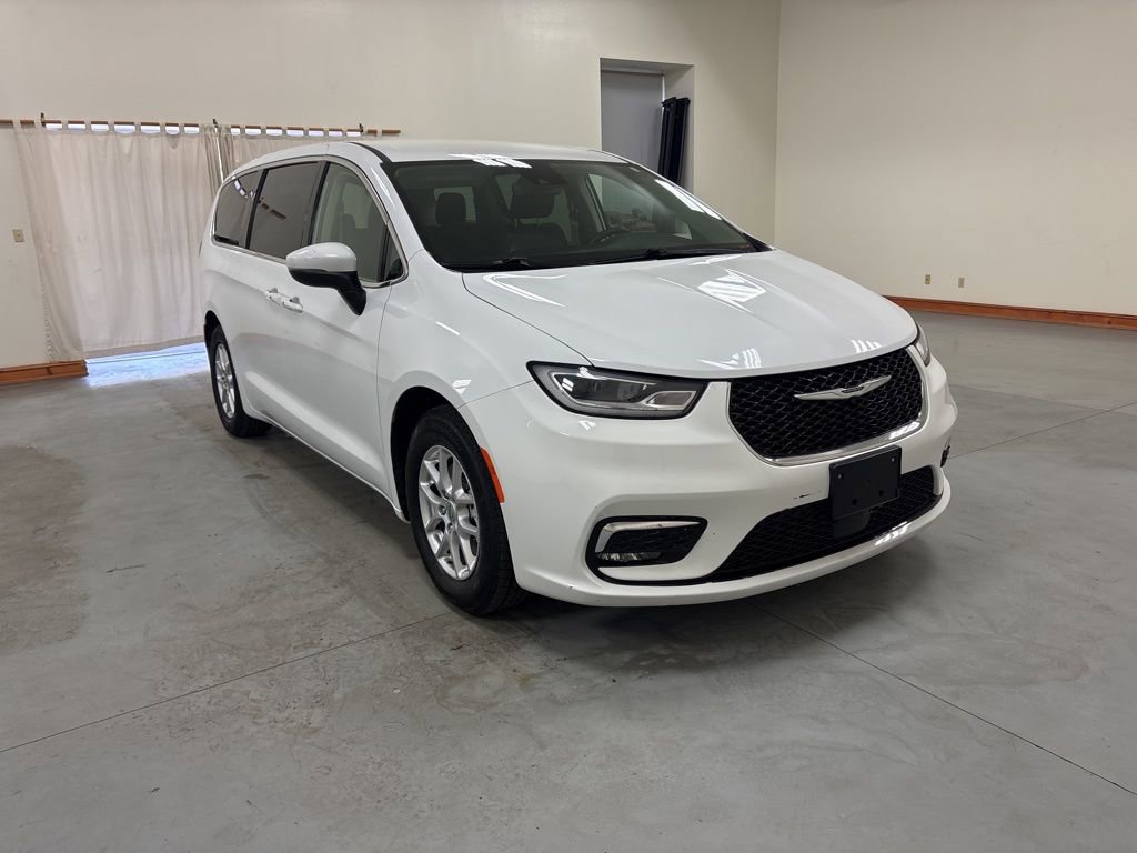 Used 2023 Chrysler Pacifica Touring-L FWD image 2