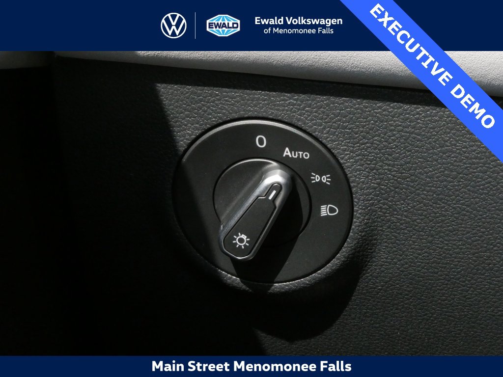 Certified 2025 Volkswagen Taos SE image 13