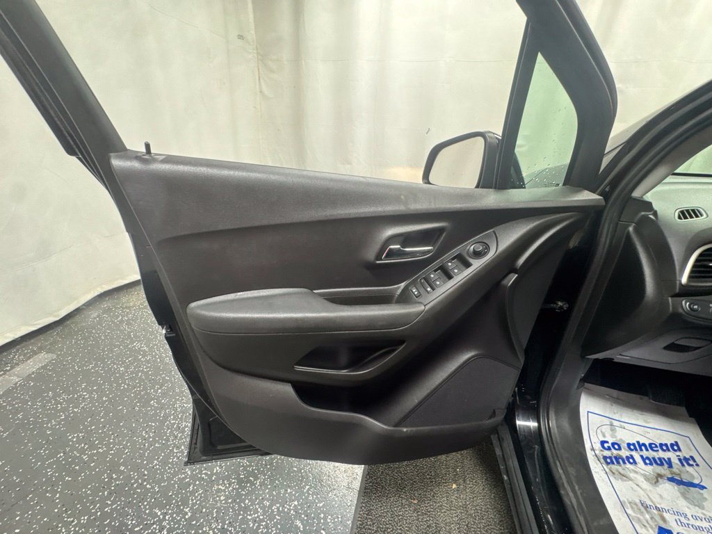 Used 2019 Chevrolet Trax LT w/ LT Convenience Package AWD/4WD image 15