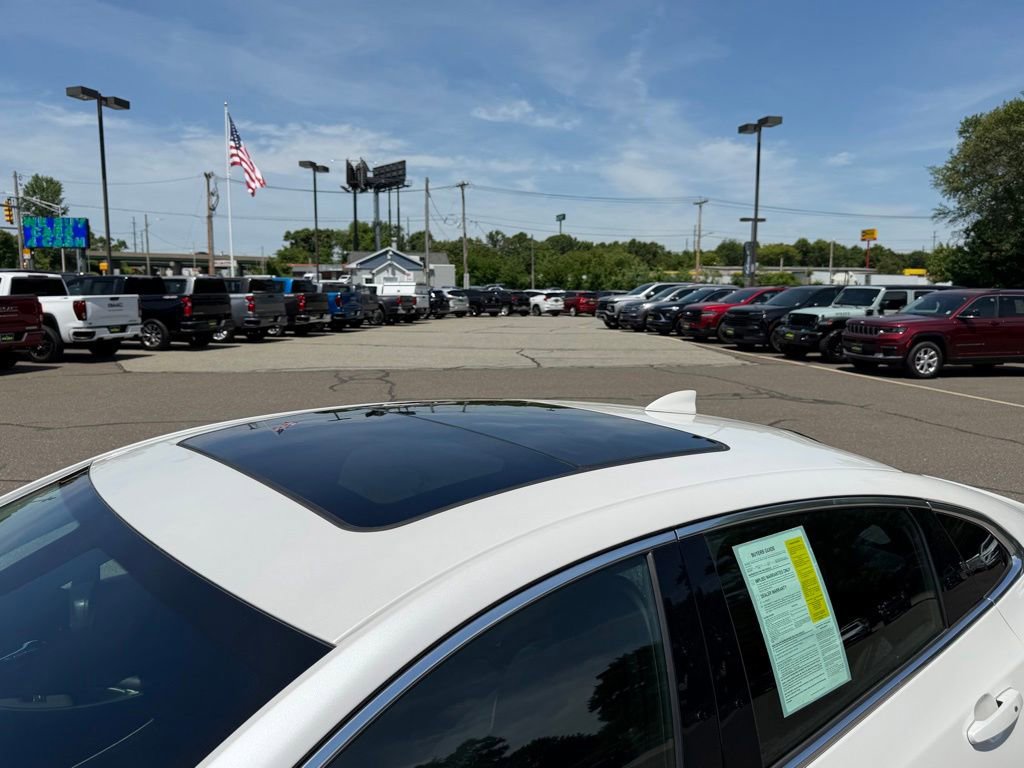 Used 2018 Chevrolet Malibu LT w/ Leather Package FWD image 7