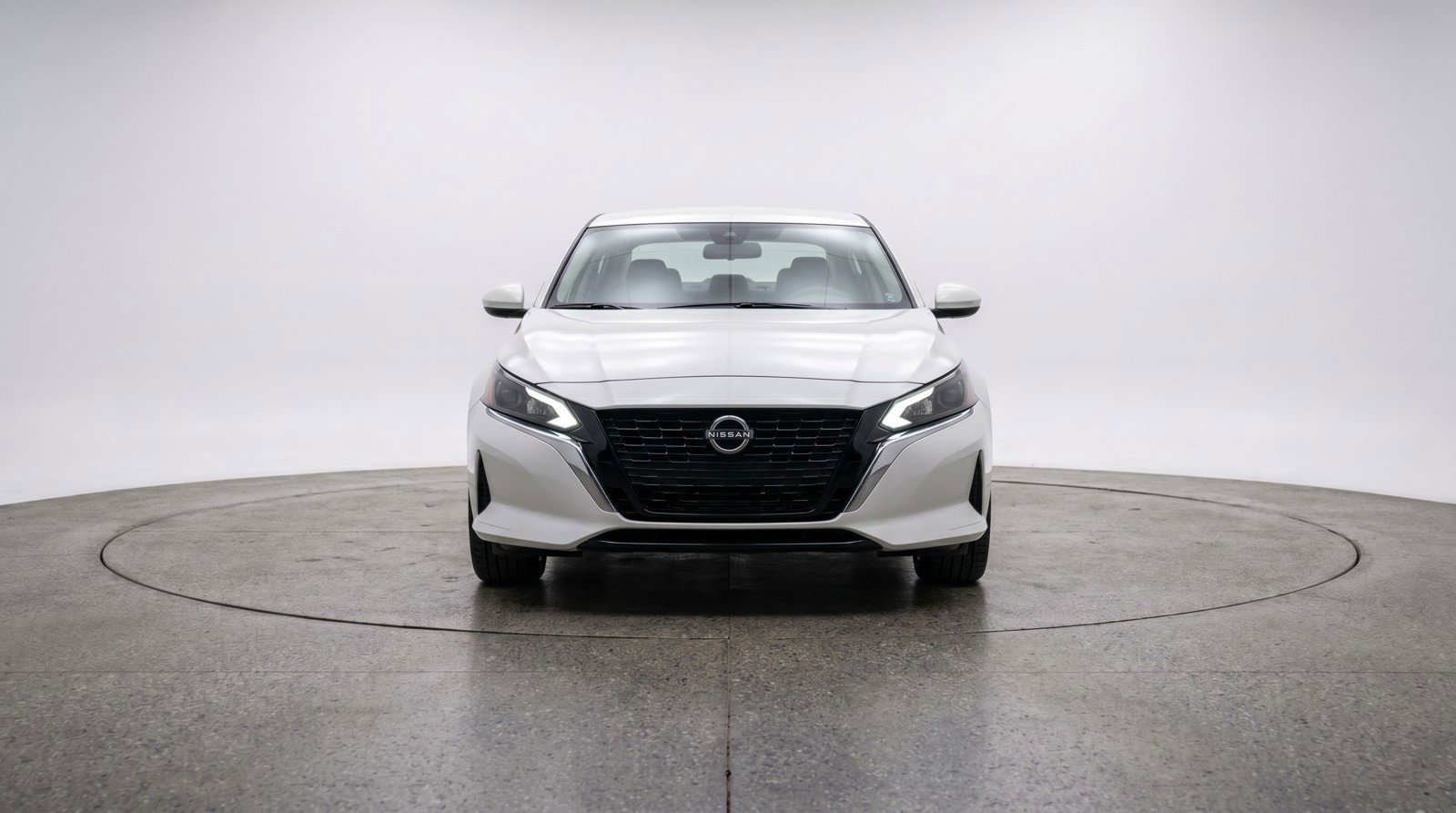 Used 2025 Nissan Altima 2.5 SV FWD image 2