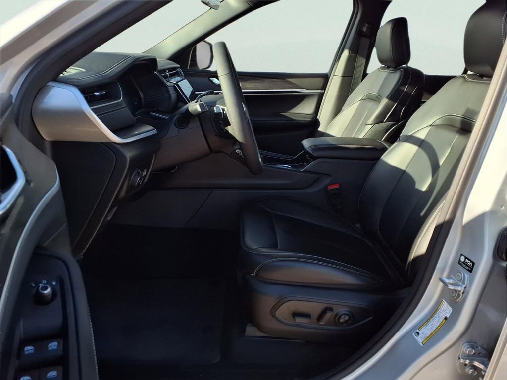 New 2025 Jeep Grand Cherokee Limited w/ Trailer Tow Package image 10