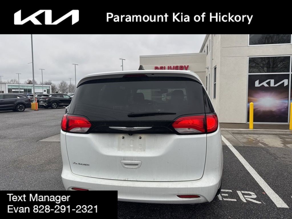 Used 2023 Chrysler Voyager LX image 5