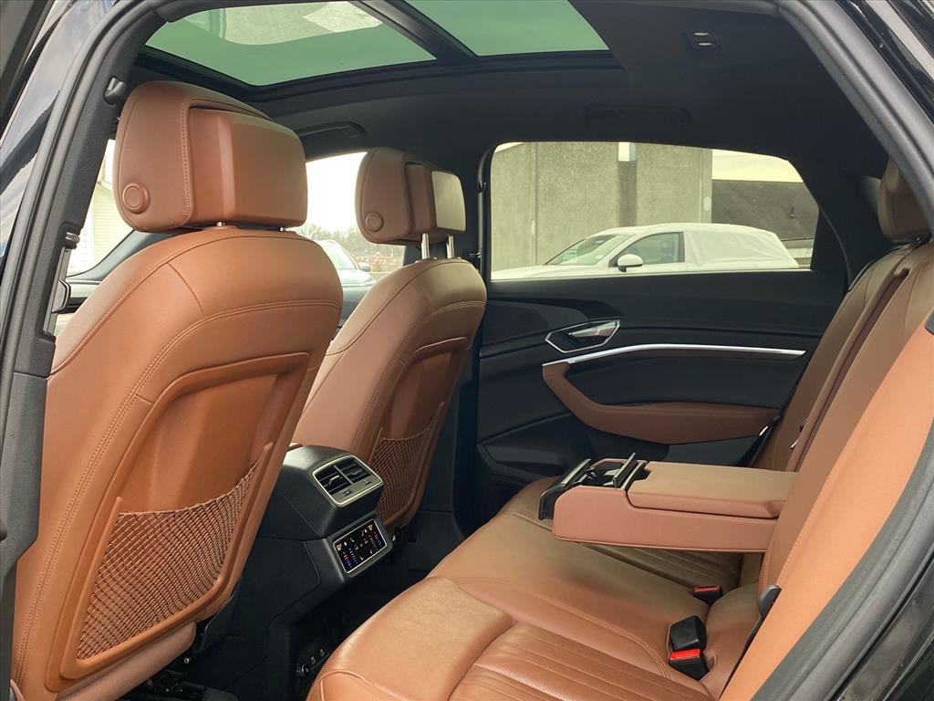 Used 2023 Audi e-tron Premium Plus w/ Premium Plus Package image 20