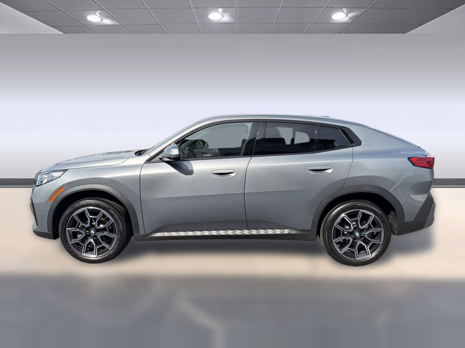 Certified 2025 BMW X2 xDrive28i image 2