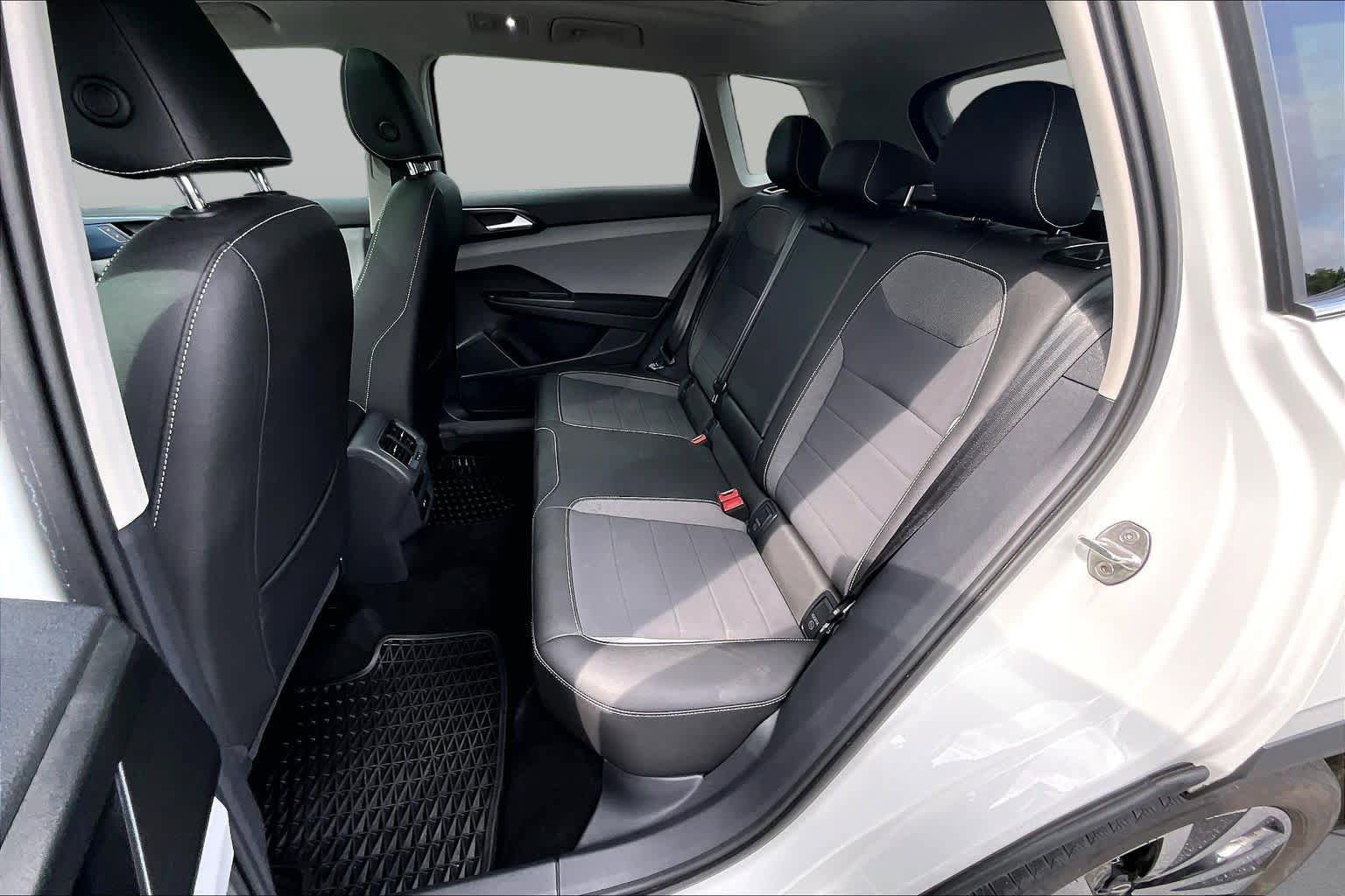 Used 2023 Volkswagen Taos SE w/ Panoramic Sunroof Package FWD image 21
