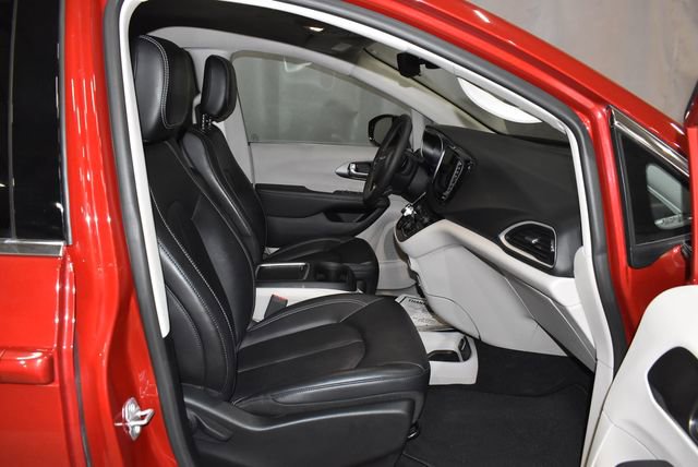 Certified 2024 Chrysler Pacifica Touring-L image 29