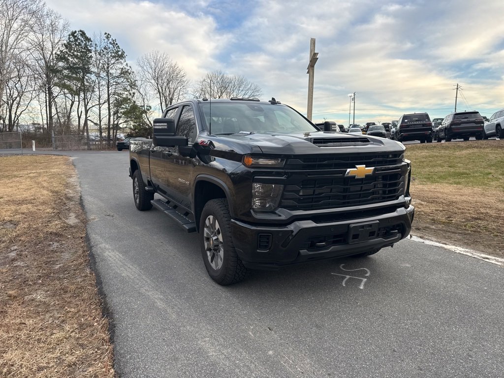 Used 2025 Chevrolet Silverado 2500 Custom w/ Custom Value Package image 3